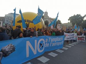 Segun afirman desde la plataforma Zeroport, 10.000 personas salieron a la calle bajo el lema “Defendemos la tierra, construimos el futuro”