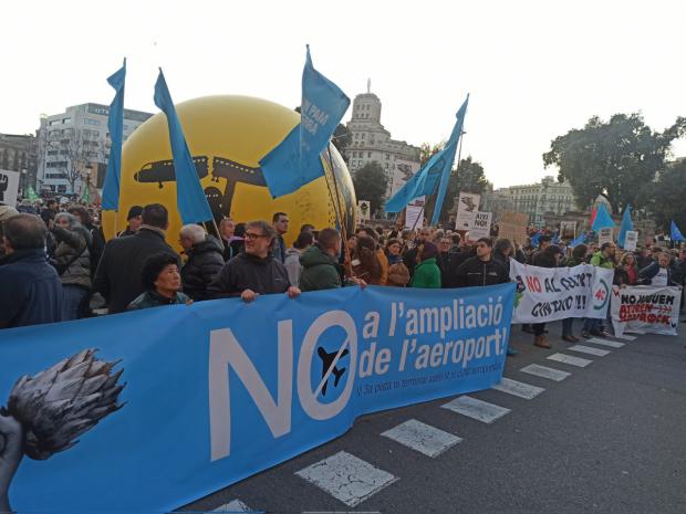 La manifestación a punto de iniciar su marcha desde plaza Catalunya de Barcelona. (Foto: @zeroportbcn en Twitter)