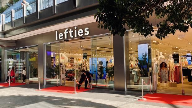 Lefties aterriza con su nueva tienda en el centro comercial Splau