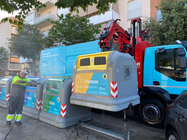 También se ha reforzado el servicio de limpieza con hidro presión incidiendo en las islas de contenedores de los barrios del Centro, Castell-Poble Vell y Canyars.