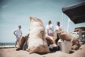 Más de 50 kilos de residuos recogidos en la limpieza de la playa de Castelldefels organizada por ànecblau