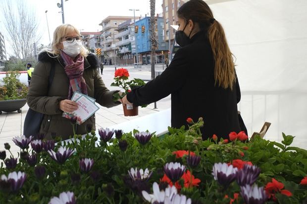 Sant Joan Despí da la bienvenida a la época primaveral repartiendo 11.500 plantas a la ciudadanía