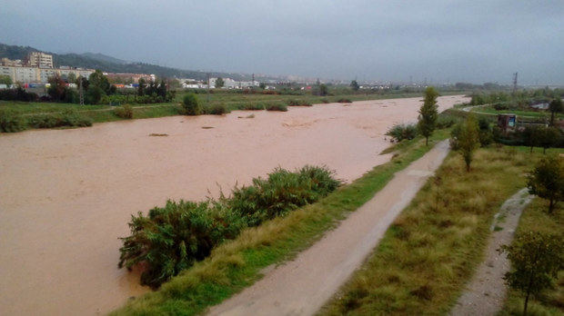La zona baja del Llobregat puede desbordarse por las lluvias
