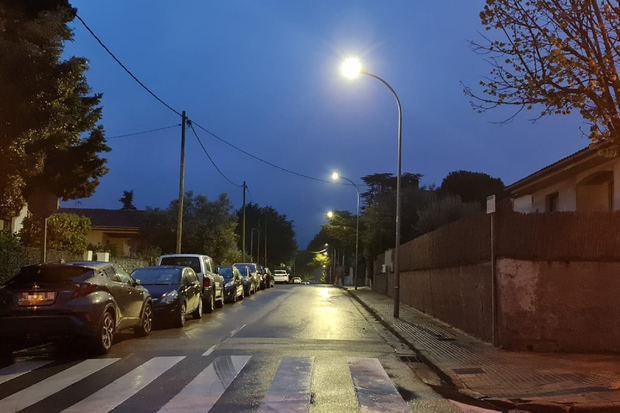 Instalan luces LED en el barrio de Santa Eulalia de Begues