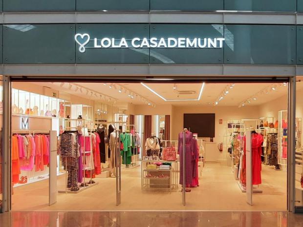 Uno de los nuevos establecimientos inaugurados en el Aeropuerto Josep Tarradellas Barcelona-El Prat. Lola Casademunt se establece por primera vez en el aeropuerto. Esta firma barcelonesa está especializada en moda femenina y accesorios.