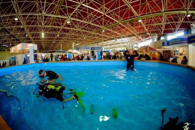 Uns 14.000 visitants passen pel Mediterranean Diving de Cornellà