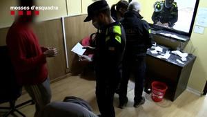 Los Mossos multan 29 locales de compraventa de oro y locutorios por vender ilegalmente lotería de origen dominicano