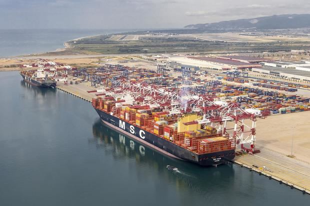 Llega a Barcelona el MSC Sixin, el mayor carguero que ha atracado nunca en el puerto