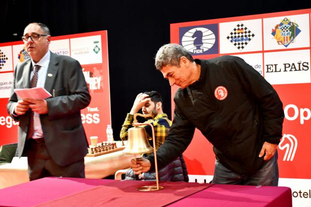 Nuestro director, el maestro internacional argentino Marcelo Panelo, toca la campana que da inicio a la última ronda del IV El Llobregat Open Chess Tournament. Foto: Patricia Claros Aguilar (@Patriciaajedrez).