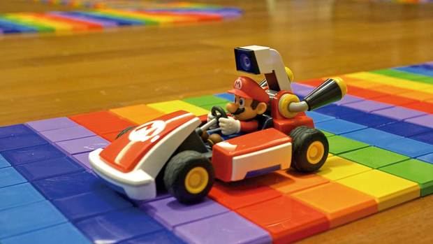 MARIO CONDUCIENDO POR LA RAINBOW ROAD 3D