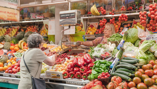 El Prat distribuye 2.361 tarjetas MarketPrat para fomentar el comercio local