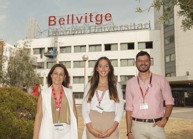 Este último estudio forma parte de la tesis doctoral de la enfermera Andrea Urbina (en el centro), cuyo director es el Dr. Jordi Adamuz (derecha), enfermero de apoyo a la investigación del Hospital Universitario de Bellvitge, y la Dra. Marta Romero (izquierda), profesora de la Facultad de Enfermería de la Universitat de Barcelona.