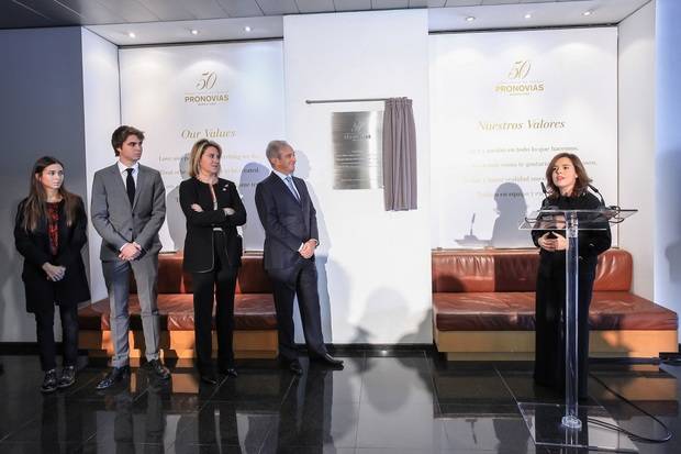 Pronovias recibe a Sáenz de Santamaría en el marco de su 50º aniversario