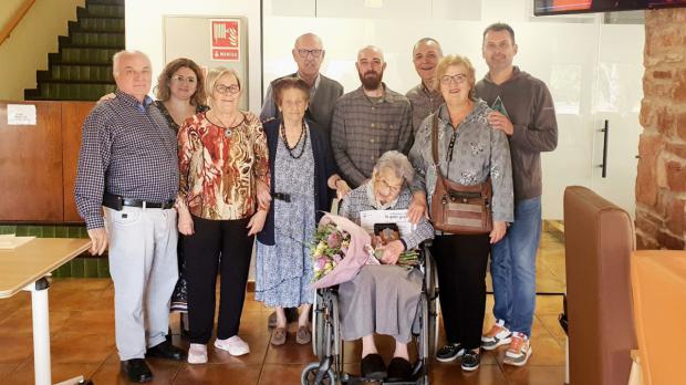 Una medalla por superar los 100 años. El Ayuntamiento de Castellví homenajea a dos centenarias.