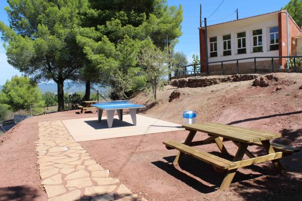 Este agosto se han instalado las mesas de picnic y ping-pong en el recinto de la piscina (FOTO: Aj. de Castellví de Rosanes).