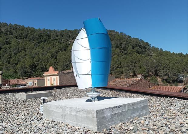 Instalan un pequeño aerogenerador en el tejado del Ayuntamiento de Castellví