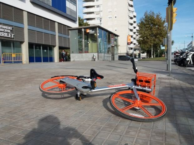 Un ejemplo del incivismo de algunos usuarios de Mobike en L'Hospitalet.