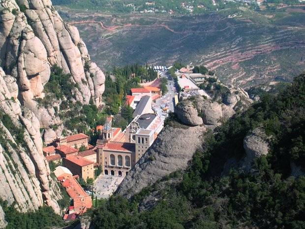 Història i natura converteixen Montserrat en el destí ideal per la primavera i estiu
