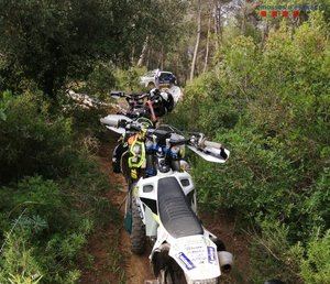 Los Mossos detienen a tres motoristas por circular por un sendero estrecho en el Ordal