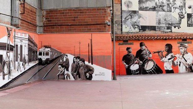 Anna Repullo reproduce la estación de tren en el mural de la Ateneu Santfeliuenc