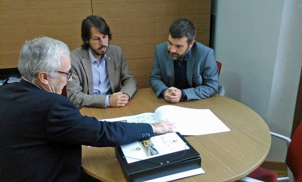 Josep-Ramon Mut, en el centro, durante la presentación del estudio