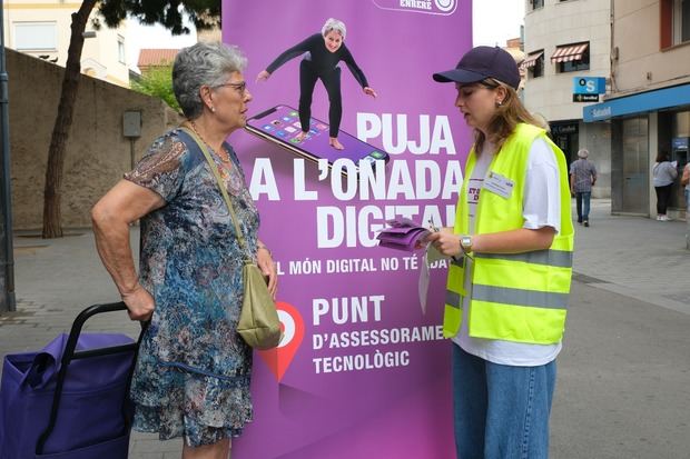 Punto de asesoramiento tecnológico itinerante del programa 'Sube a la ola digital. No te quedes atrás' para que las personas mayores aprendan a utilizar sus dispositivos móviles.