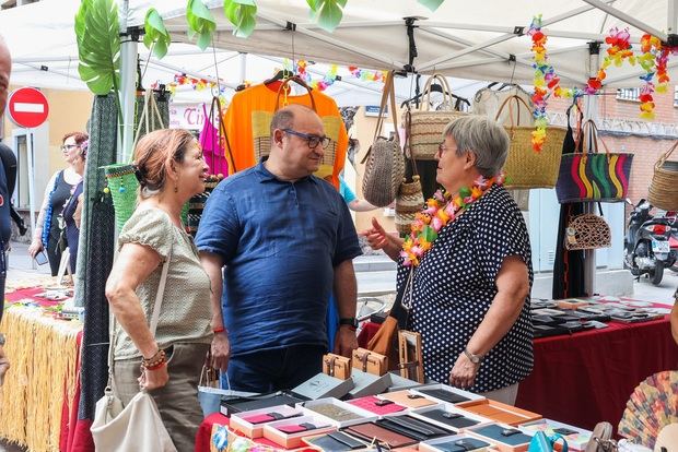 El alcalde de Viladecans, Carles Ruíz asiste al Mercado de Verano de la ciudad