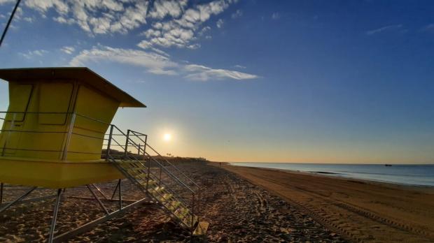 Gavà se supera este verano con una playa inclusiva, más horas para los perros y una nueva torre de vigilancia