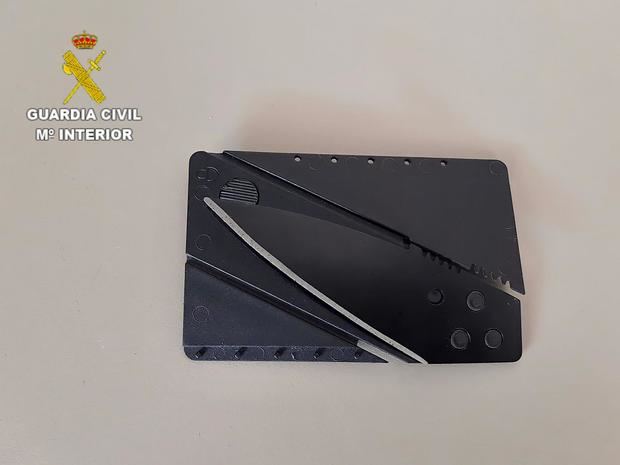 La Guardia Civil detecta una navaja-tarjeta de crédito en una subasta de armas en Sant Andreu de la Barca