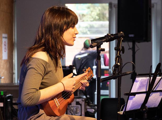 Ainoa Muñoz, ganadora de NextgenFest grabando un EP