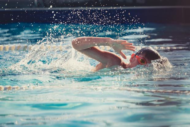 Incluso cuando los niños saben nadar o están familiarizados con el agua, se requiere una supervisión continua por parte de una persona adulta durante el baño o el juego en la playa o la piscina.