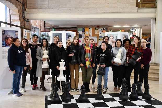 La pintora Nístal Mayorga, posando con jugadoras de EL LLOBREGAT OPEN CHESS