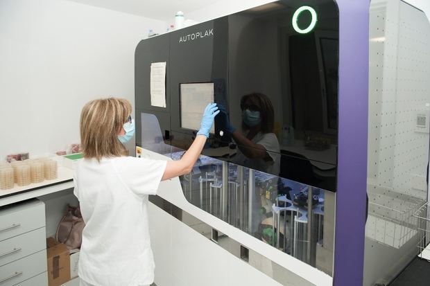 El Servicio de Microbiología del HUB estrena instalaciones para afrontar la alta demanda de pruebas
