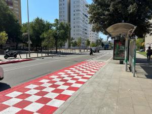 Nueva señalización de plataformas en las paradas de autobús con carril bici