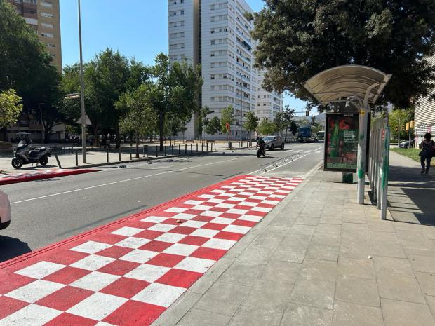 El objetivo de esta nueva señalización, mucho más visible, es incrementar las condiciones de movilidad segura para las personas que utilizan el carril bici, al mismo tiempo que se mejora la accesibilidad al bus de los usuarios de este transporte público.