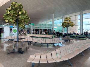 Descansa como nunca antes en el aeropuerto de El Prat: la T1 estrena una zona de confort casi al aire libre