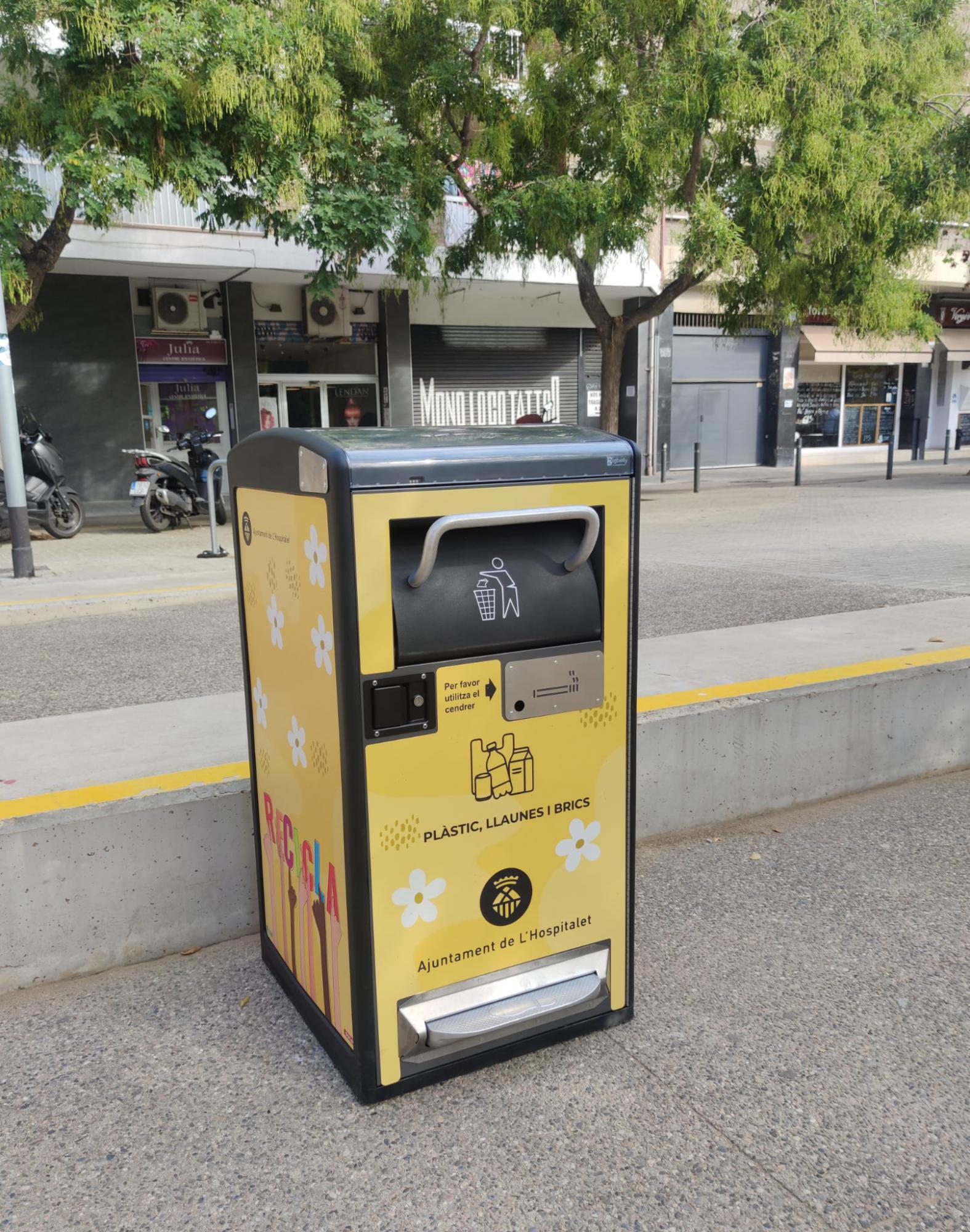 L'Hospitalet de Llobregat prueba el uso de un nuevo modelo de papelera inteligente