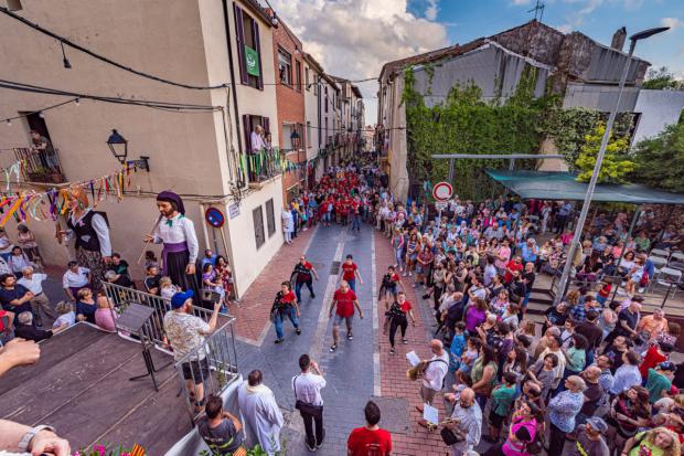 Ciudadanos de Olesa celebrando la fiesta de Santa Oliva 2023