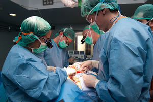 Operación de un tumor de cabeza y cuello en el Hospital de Bellvitge.