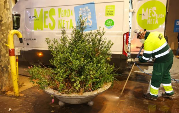 Gavà ha empezado a usar agua freática para todos los servicios de limpieza del espacio público y del mobiliario urbano (FOTO: Aj. de Gavà)