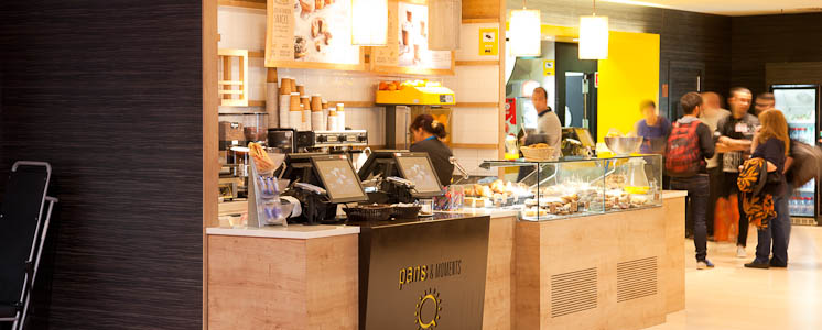 Trabajadores de restauración del Aeropuerto de El Prat se manifiestan para defender sus puestos de trabajo