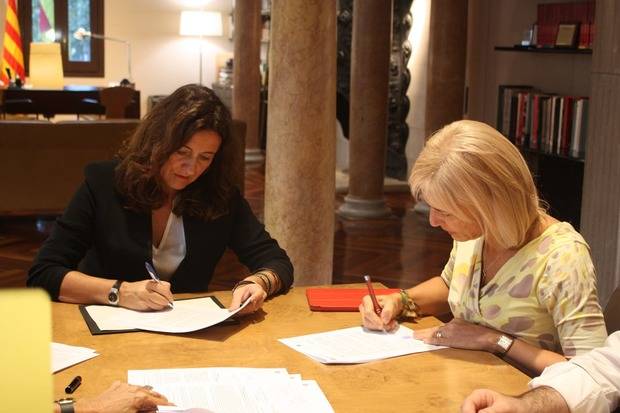 Esplugues recibirá 4,99 millones de euros. En la imagen, Conesa (a la izquierda) junto a la alcaldesa de la ciudad, Pilar Díaz