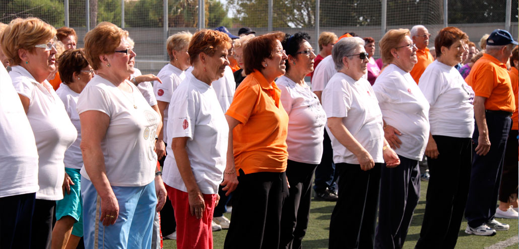 Sant Boi entrega un carnet amb avantatges i descomptes a la seva gent gran