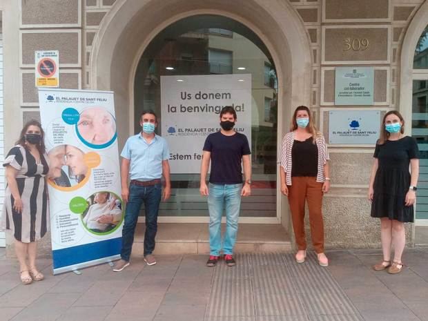 D’esquerra a dreta: Natalia Olmo (Coordinadora de Serveis VIMA), Sergi Osuna (Director Executiu VIMA), Oriol Bossa i Pradas (Primer Tinent d'Alcaldia de Sant Feliu de Llobregat) Lídia Muñoz (Alcaldessa de Sant Feliu de Llobregat) i Ariadna Gonzalez (Directora de la Residència El Palauet de Sant Feliu)