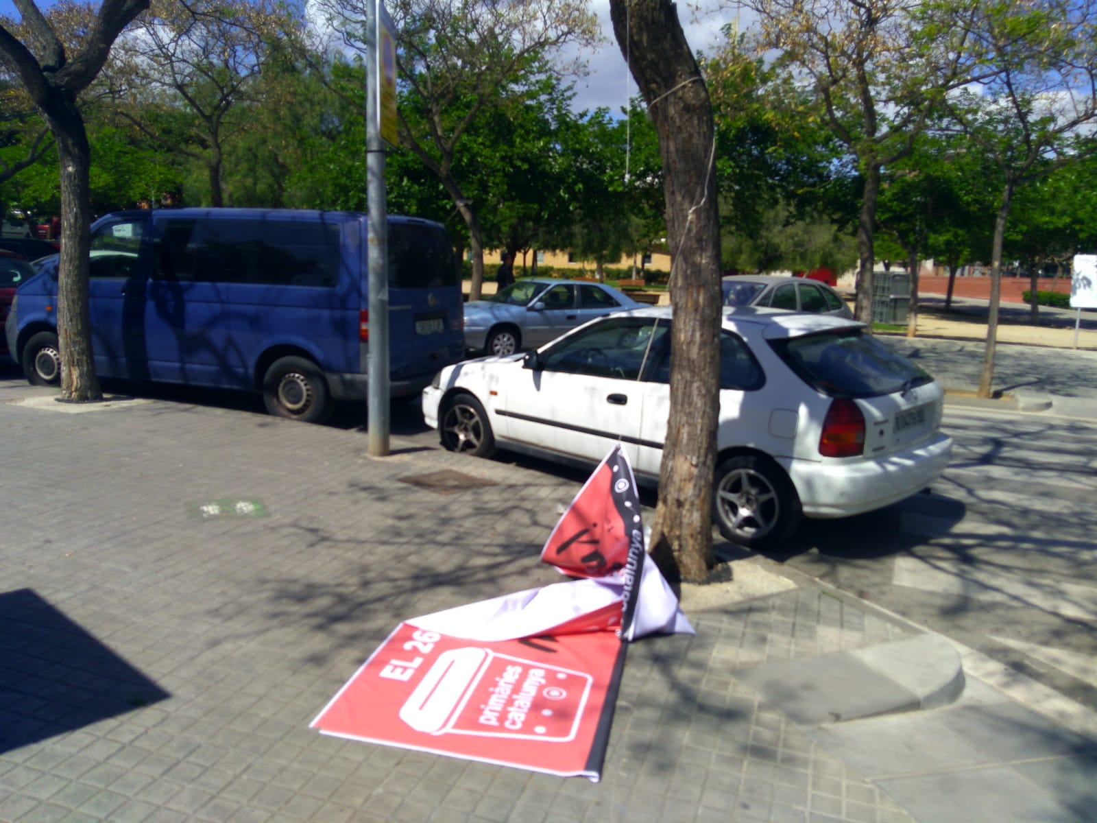 Castelldefels per la República denuncia ataques contra su propaganda electoral exterior