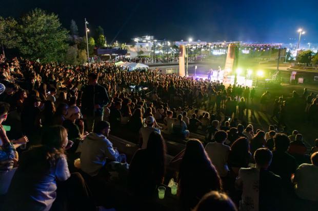 Los grupos tributo a Raffaella Carrá y Héroes del Silencio también animaron las noches de la Fiesta (FOTO: Ayto. de Viladecans).