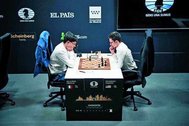 Alireza Firouzja (blancas) vs Fabiano Caruana (negras) en el Torneo de Candidatos 2022
