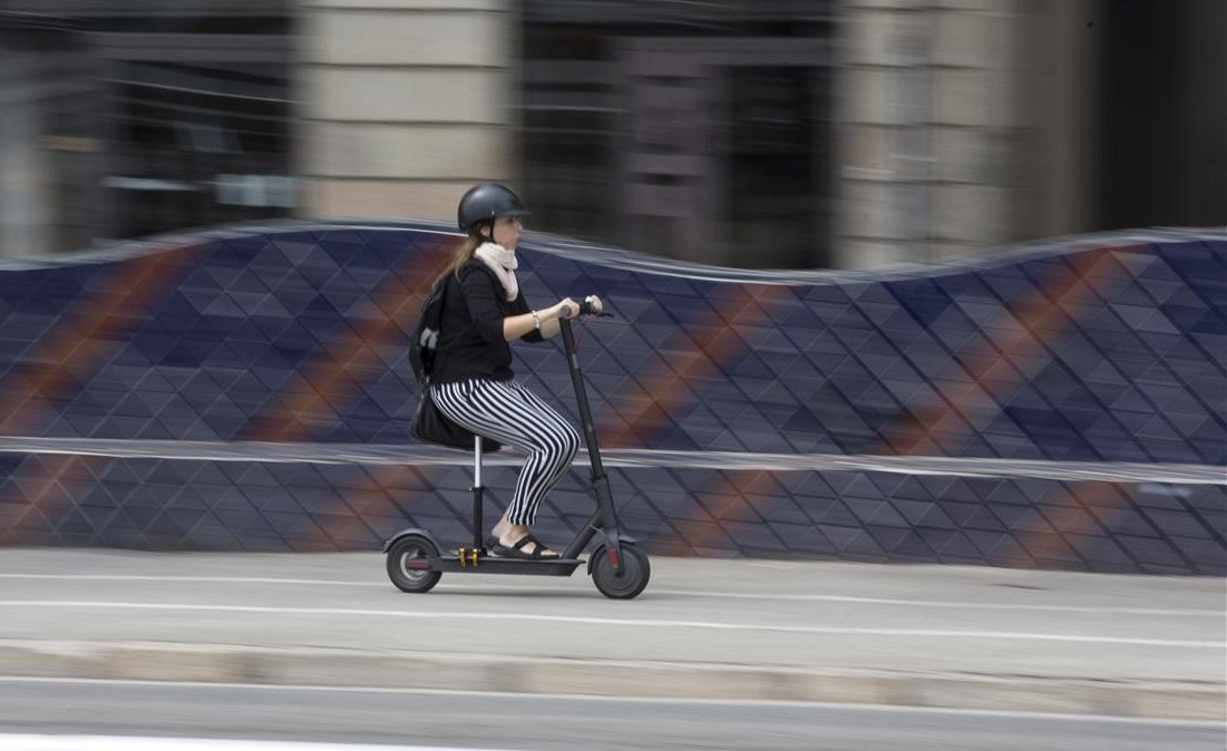 Viladecans multará a los conductores de patinetes eléctricos que circulen por la acera