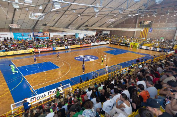 El Pavelló Esportiu Municipal de Martorell, ubicado en la Avenida Fèlix Duran i Canyameres, tiene una capacidad para poco más de 2.000 personas.