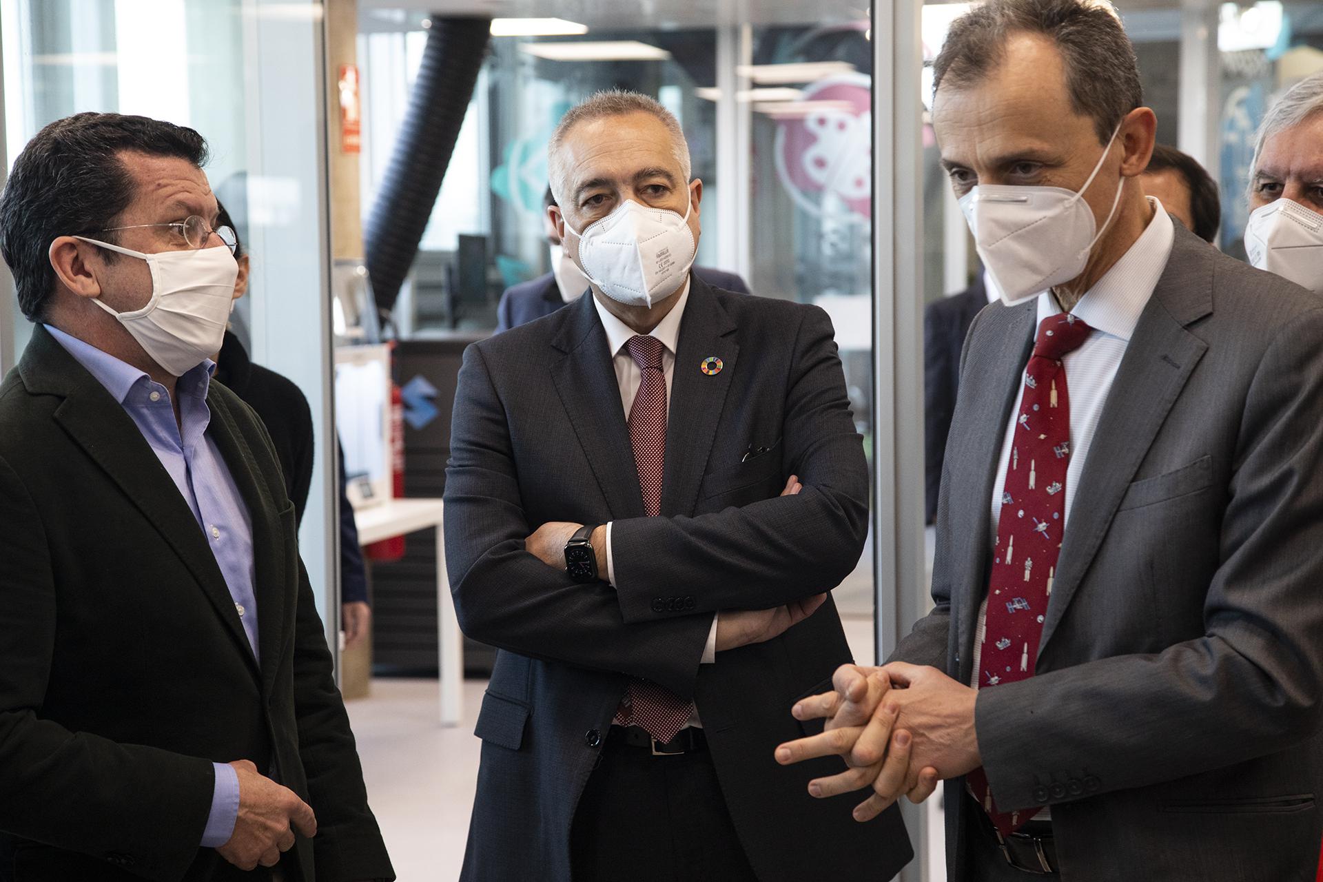 El ministro Pedro Duque visita las futuras instalaciones del DFactory BCN en la Zona Franca